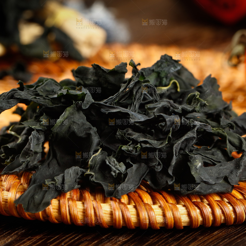 垫子上的干裙带菜