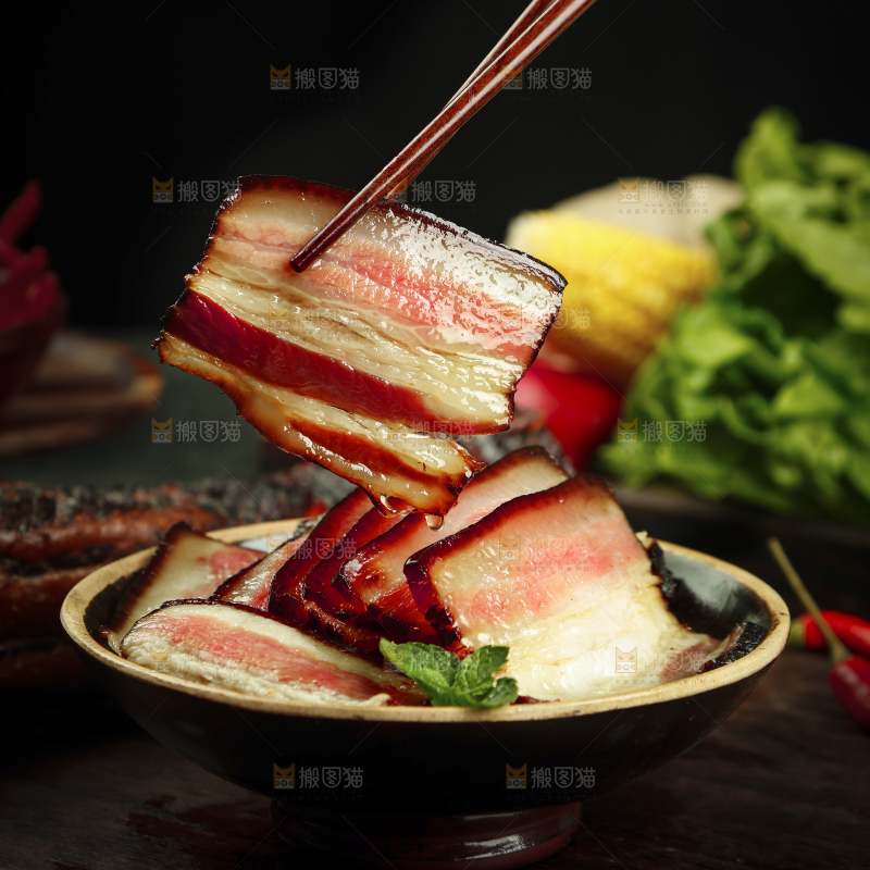 筷子上夹着五花腊肉
