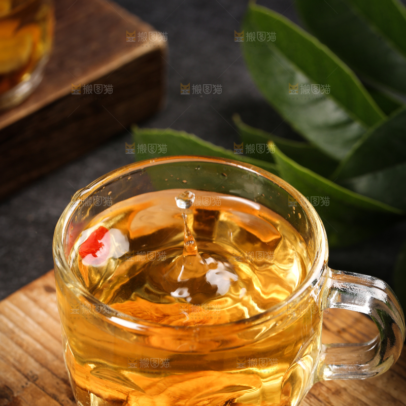 木板上放着一杯牛蒡茶