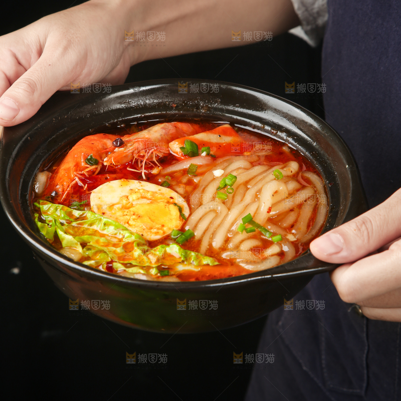 手里 端着酸辣土豆粉