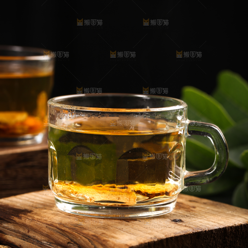 木板上放着一杯牛蒡茶