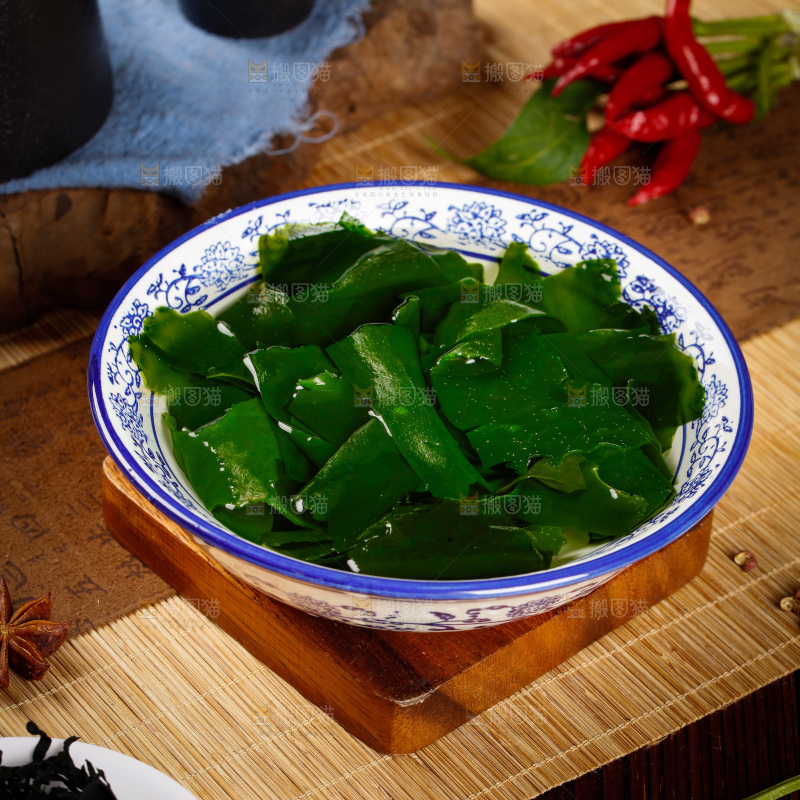 碗里泡着裙带菜