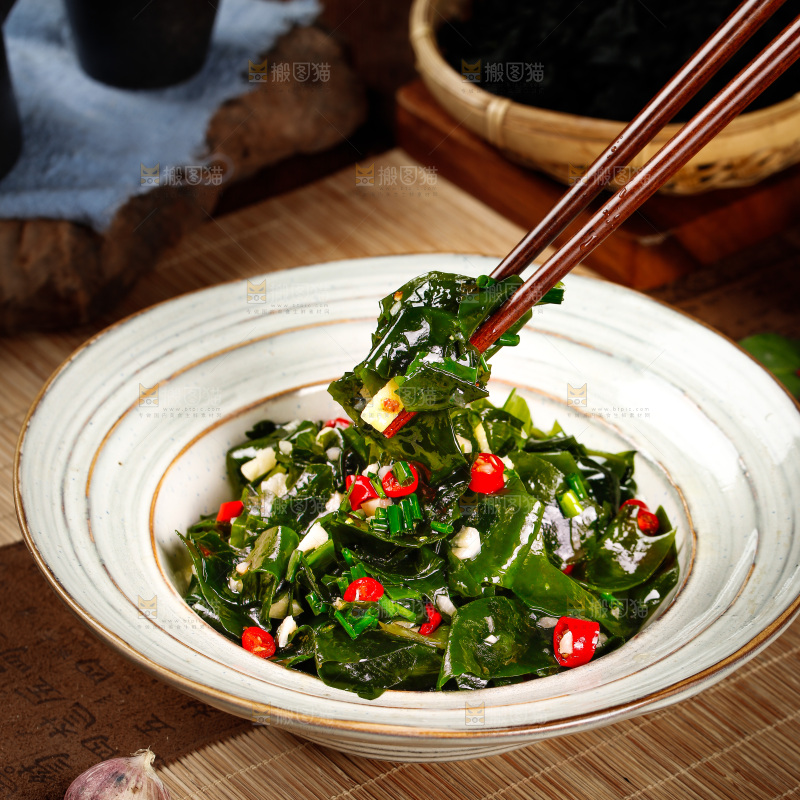 筷子上夹着凉拌裙带菜
