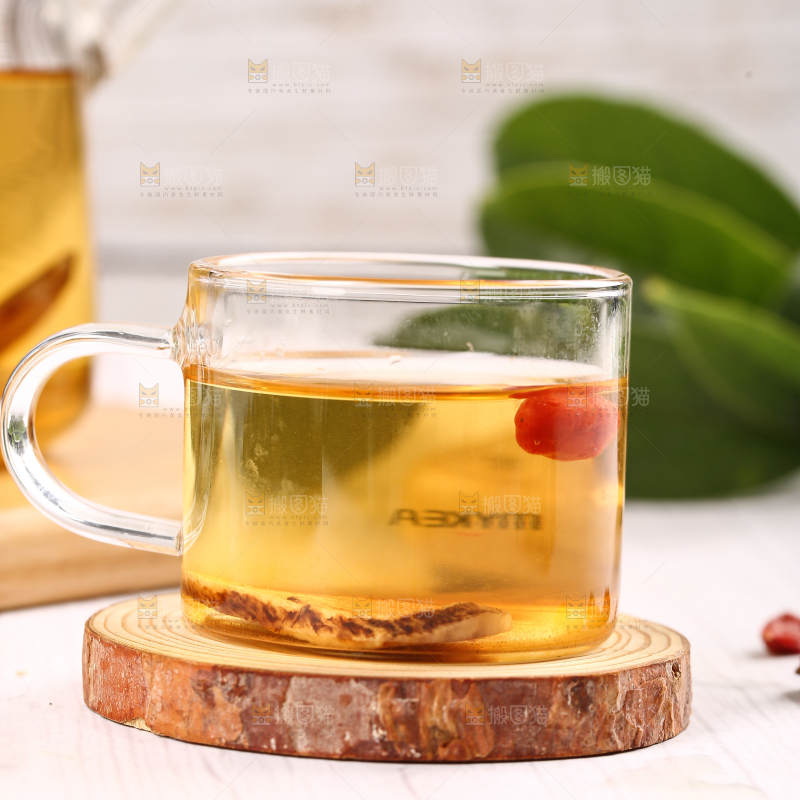 木垫上放着一杯牛蒡根茶