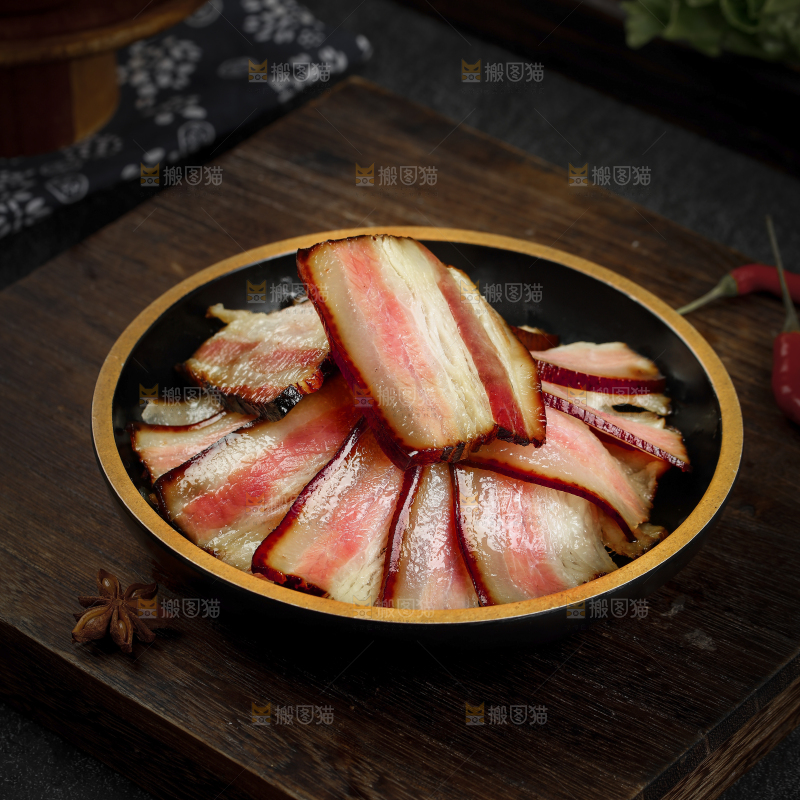 木底上摆放着一盘腊肉