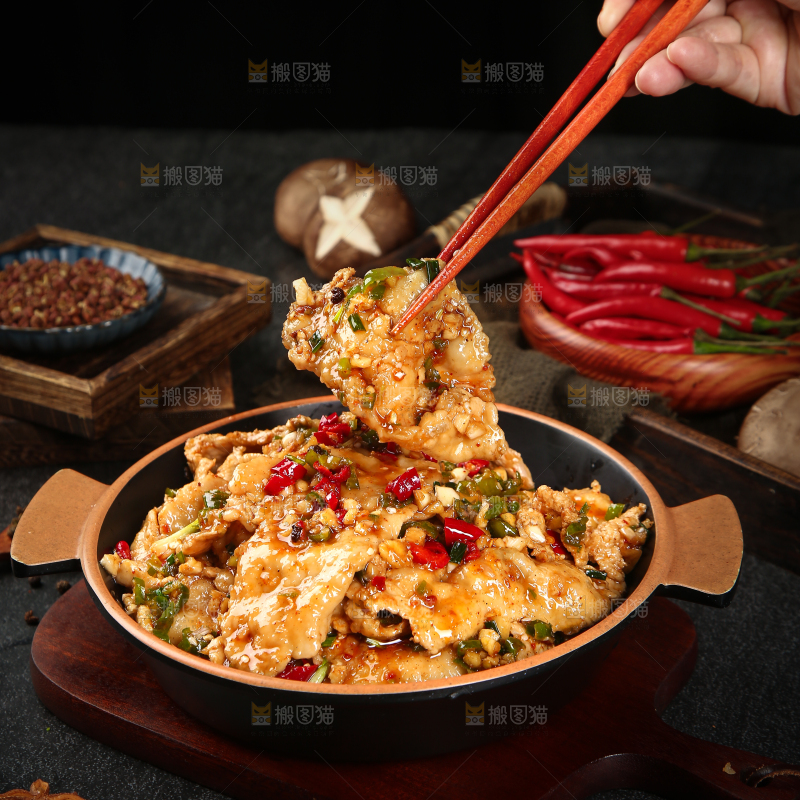 筷子上夹着水煮肉片