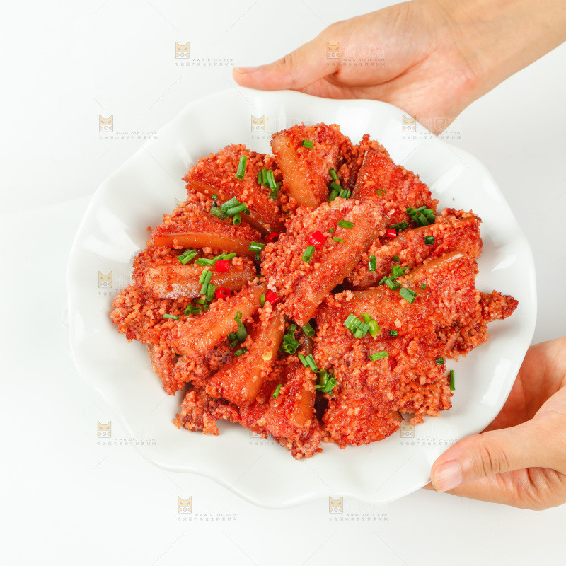 手里端着一盘粉蒸肉