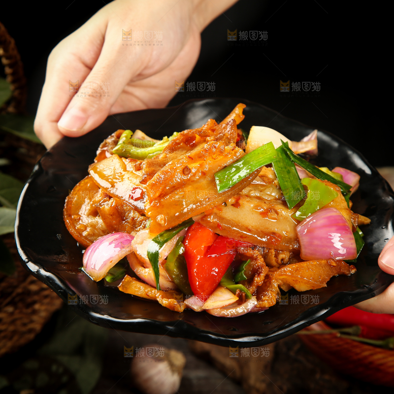 手里端着一盘川香回锅肉