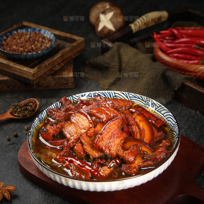 木板上摆放着一盘红烧把子肉