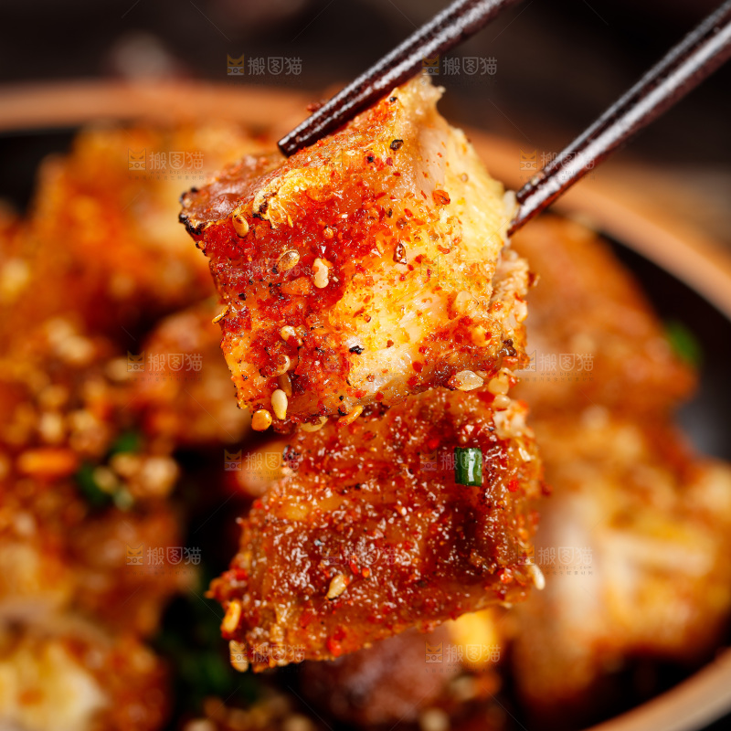 筷子上夹着烤肉