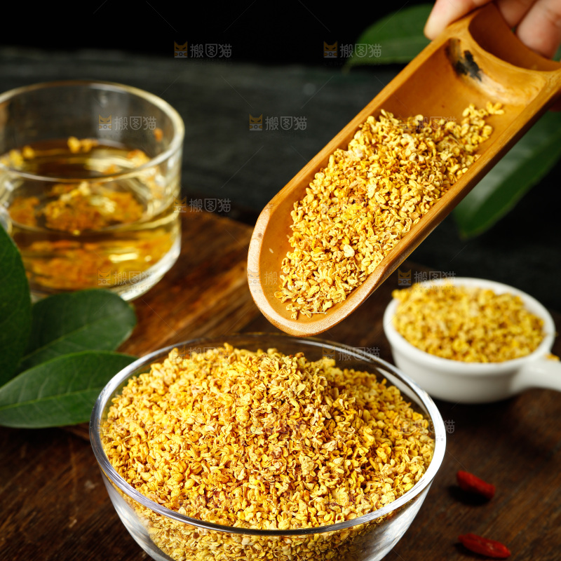 勺子舀着桂花