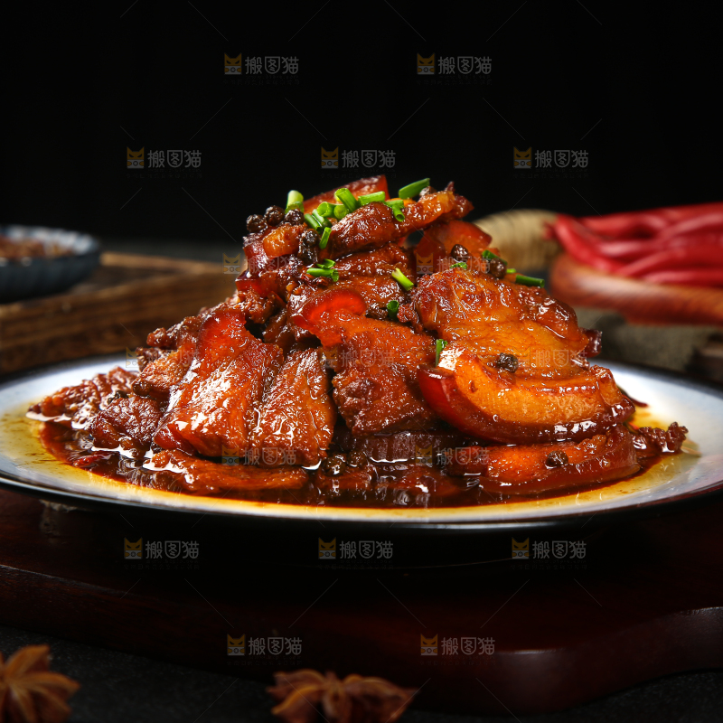深底上摆放着一盘红烧把子肉