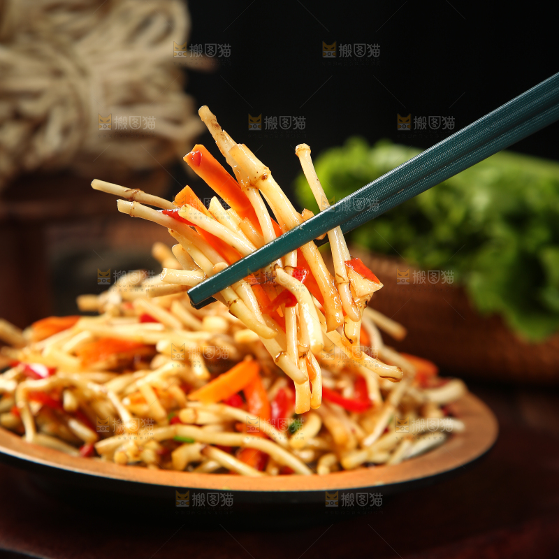 筷子上夹着凉拌鱼腥草