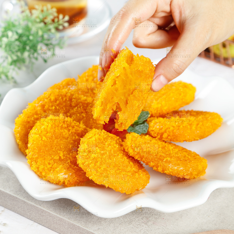 手里拿着南瓜饼