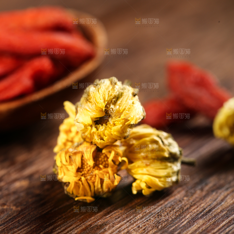 木底上的菊花