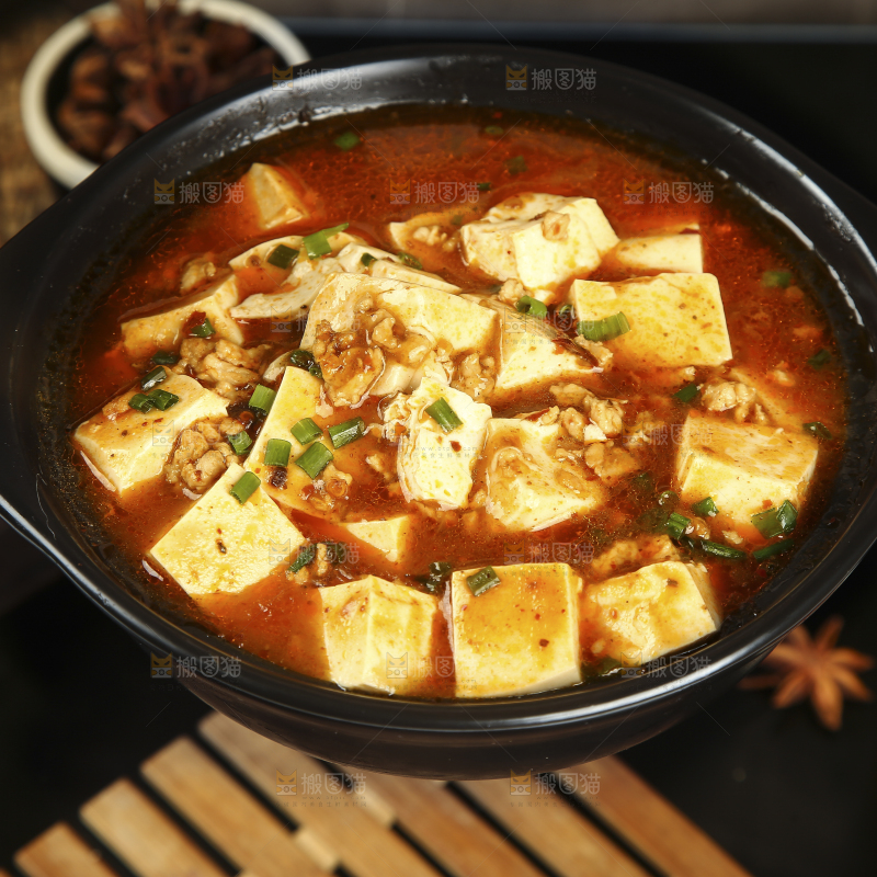 手里端着肉沫豆腐