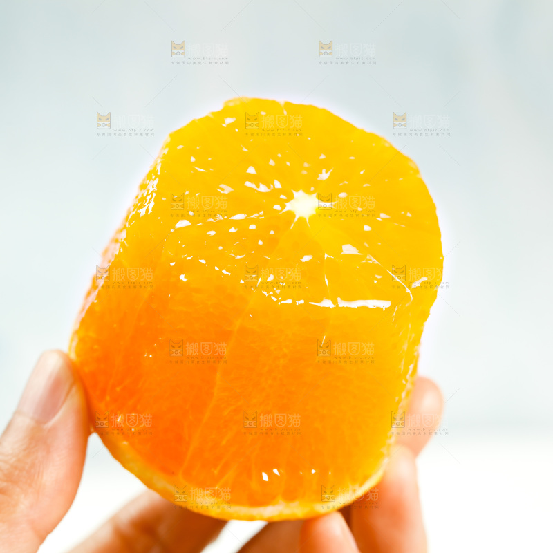 手里拿着爱媛果冻橙果肉