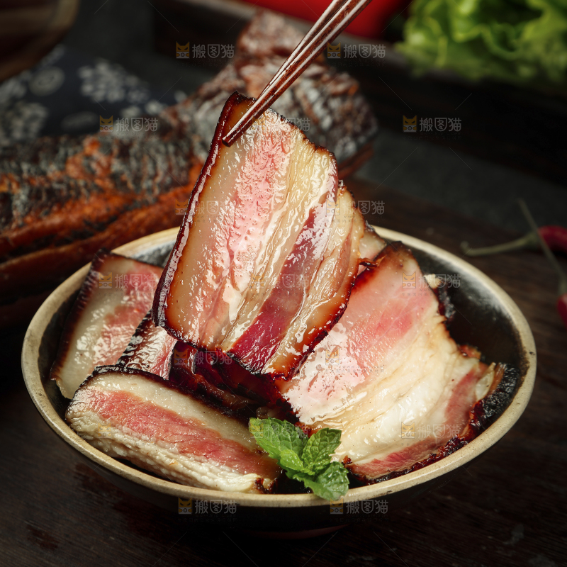 筷子上夹着五花腊肉