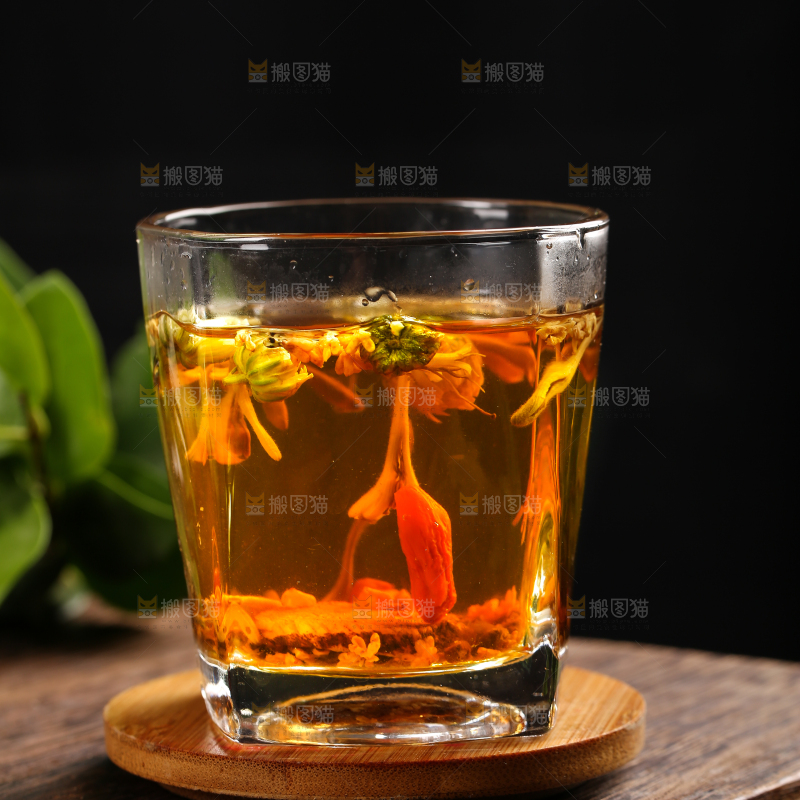 木底上摆放着一杯花茶