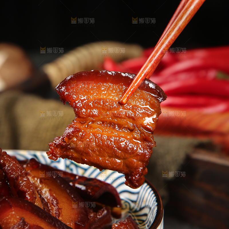 筷子上夹着一块秘制把子肉