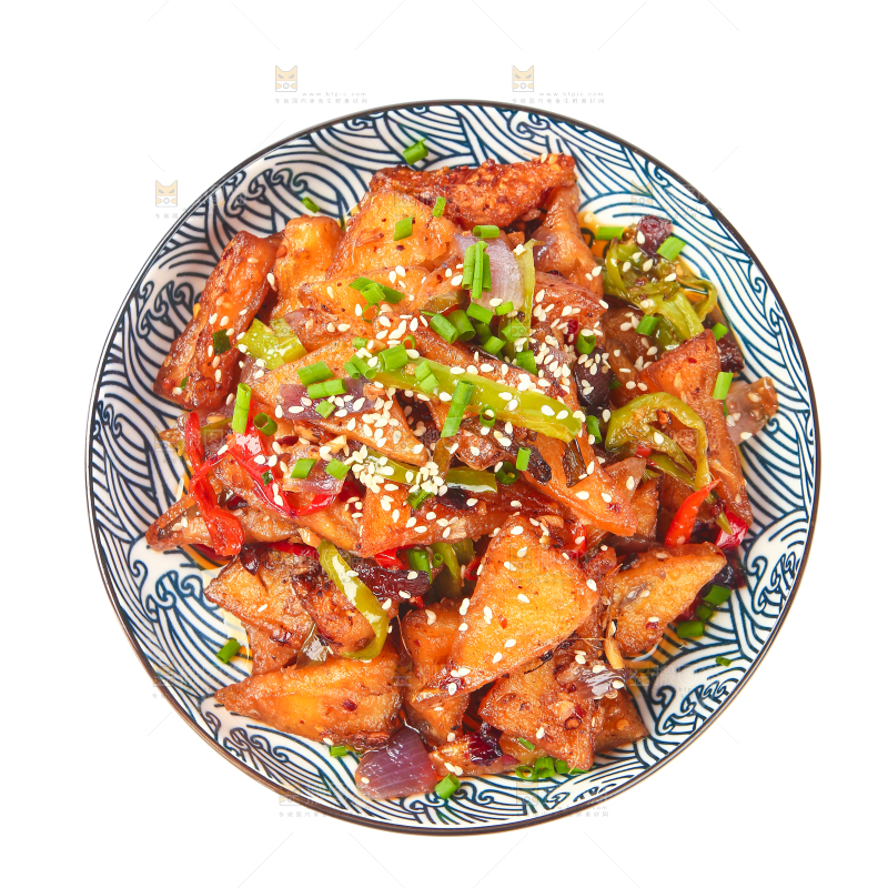 白底上摆放着一盘麻辣米豆腐
