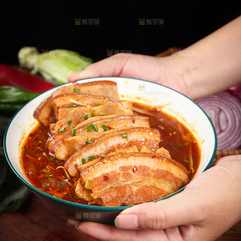 手里端着一盘香芋蒸扣肉