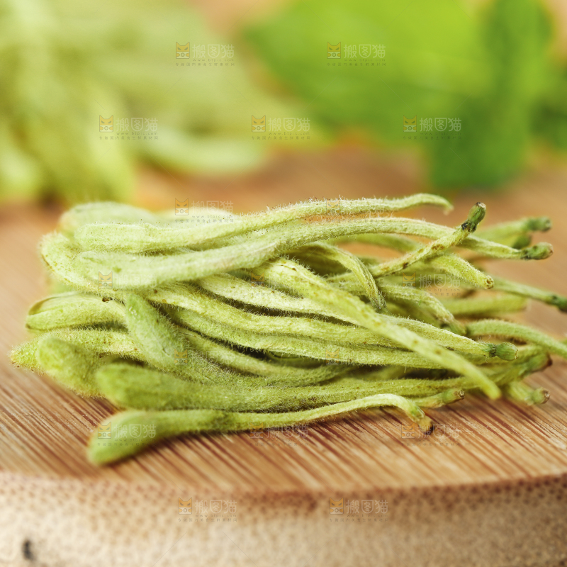 木板上放着金银花