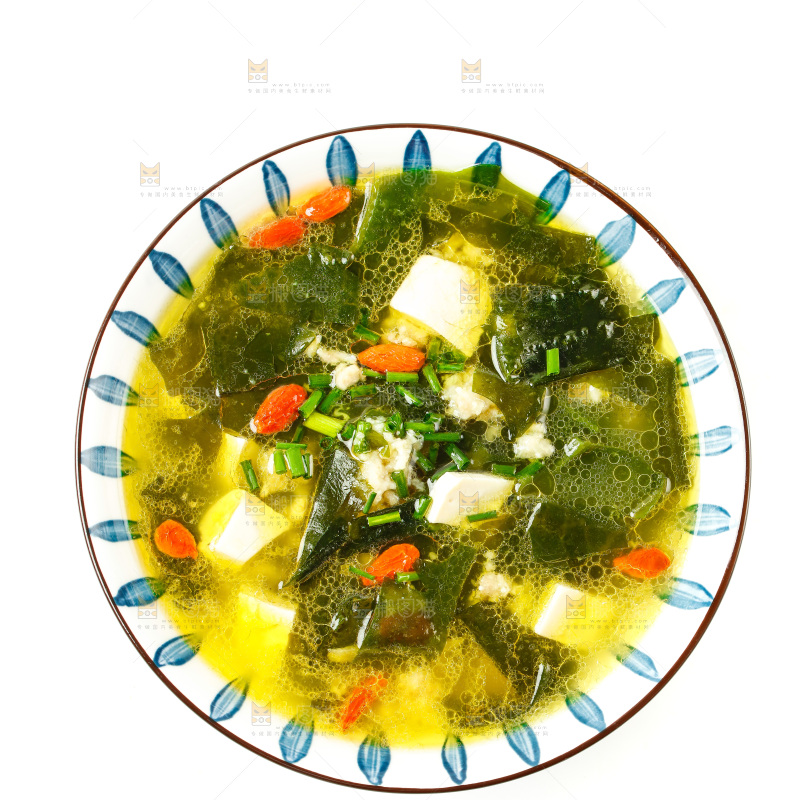 白底上放着一盘裙带豆腐肉沫汤