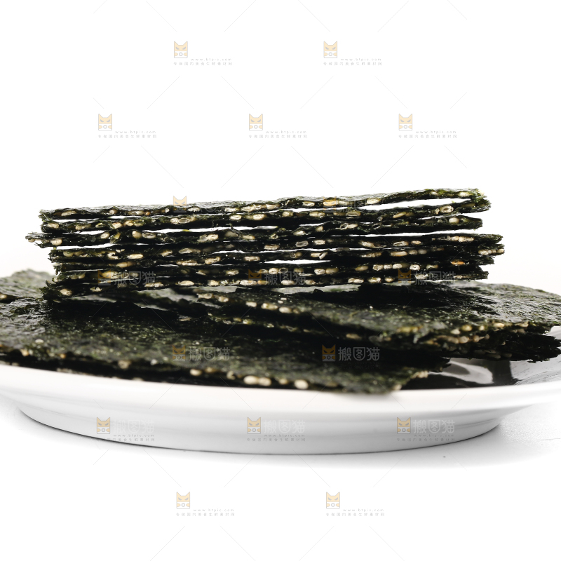 白底上放着一盘海苔夹心脆