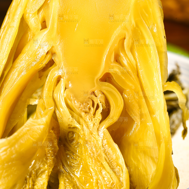 筷子夹着咸菜
