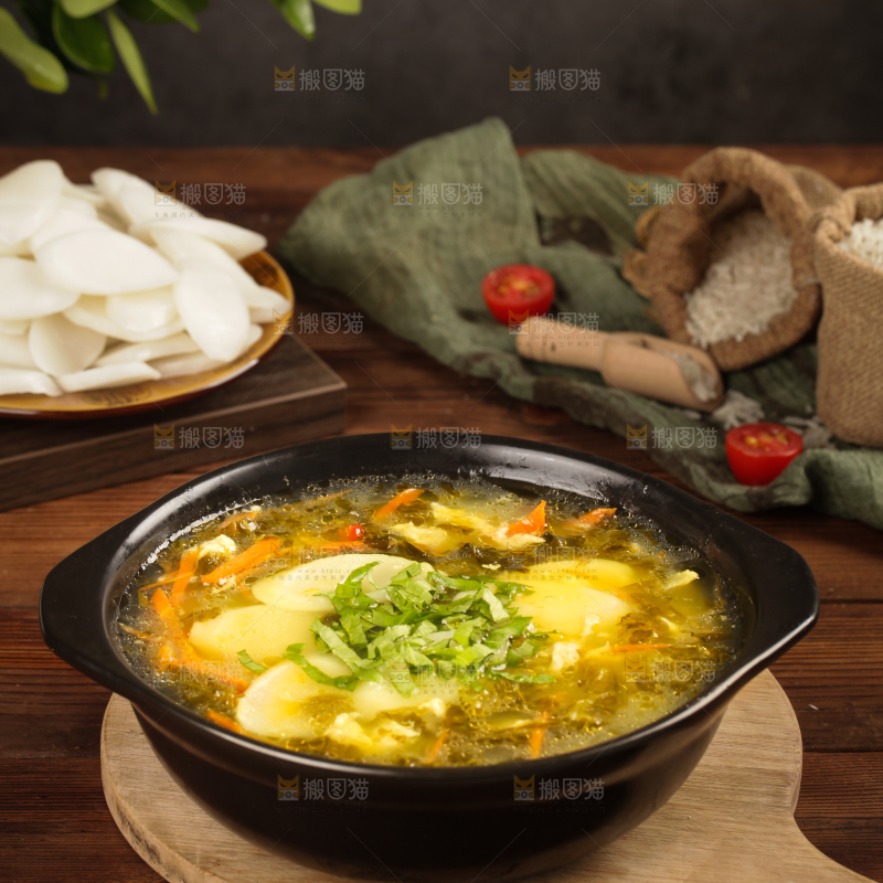 一碗砂锅酸菜年糕汤