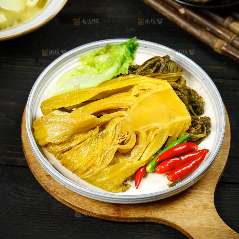 盘子里放着酸菜