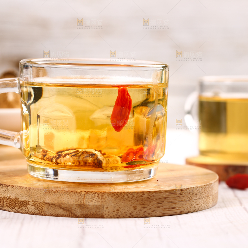 木垫上放着一杯牛蒡根茶