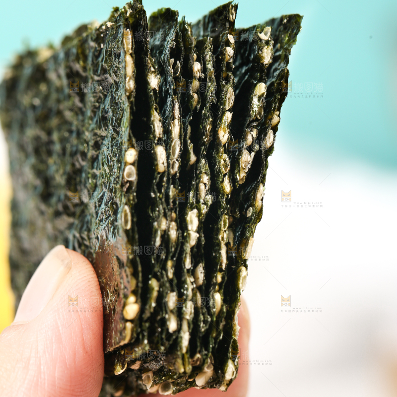 手里拿着芝麻夹心海苔