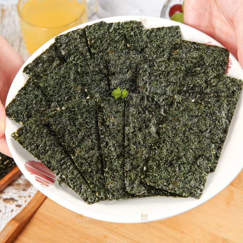 手里端着一盘海苔片
