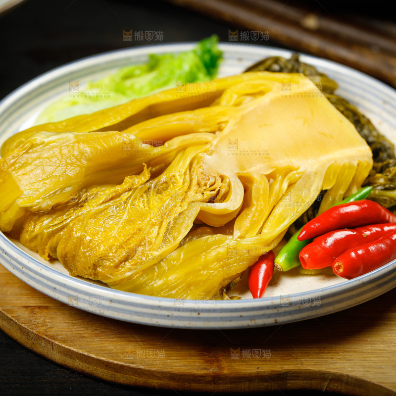 盘子里放着酸菜