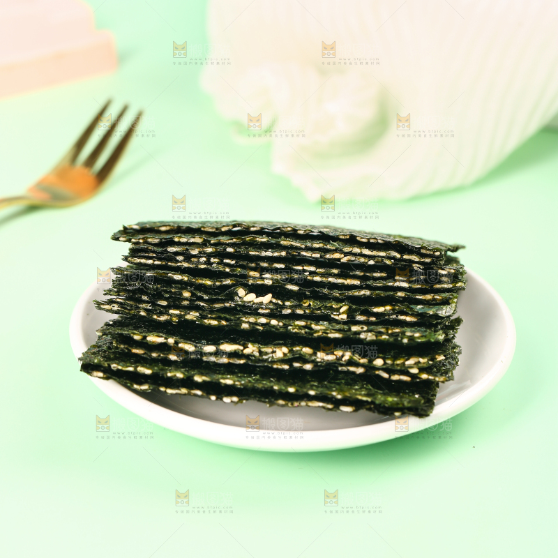浅绿底上放着一盘海苔夹心脆
