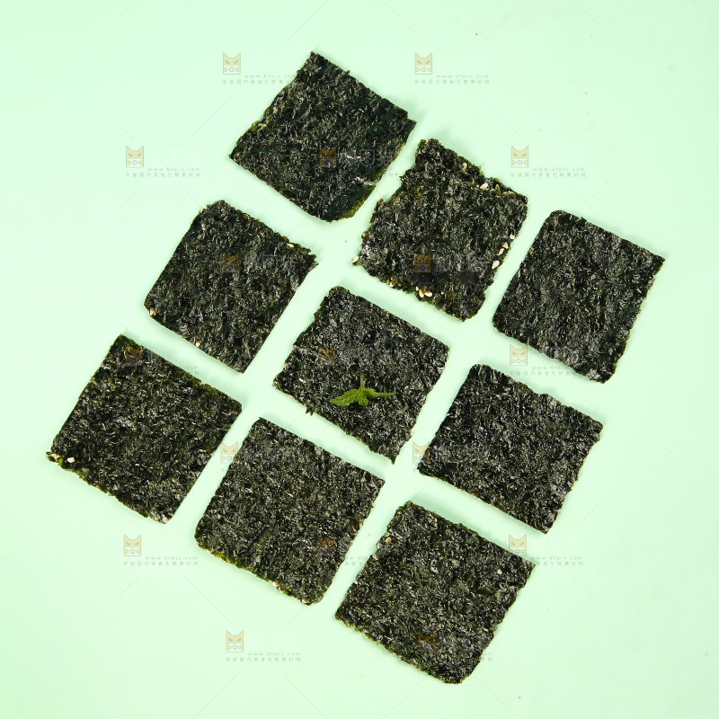 浅绿底上的海苔片