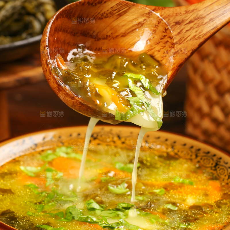 勺子舀着酸菜汤