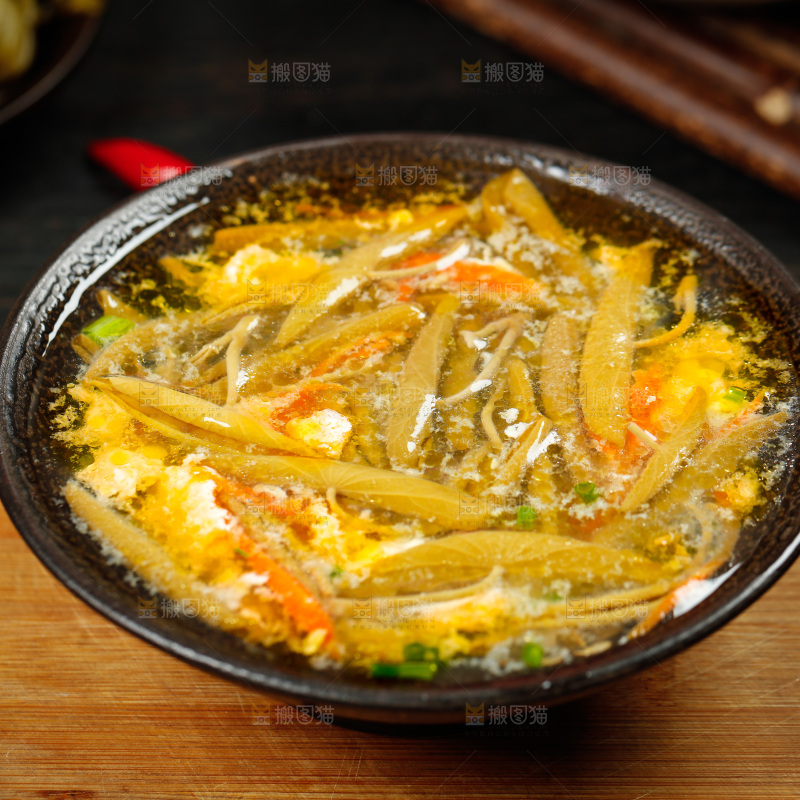 木板上摆放着一碗莼菜汤