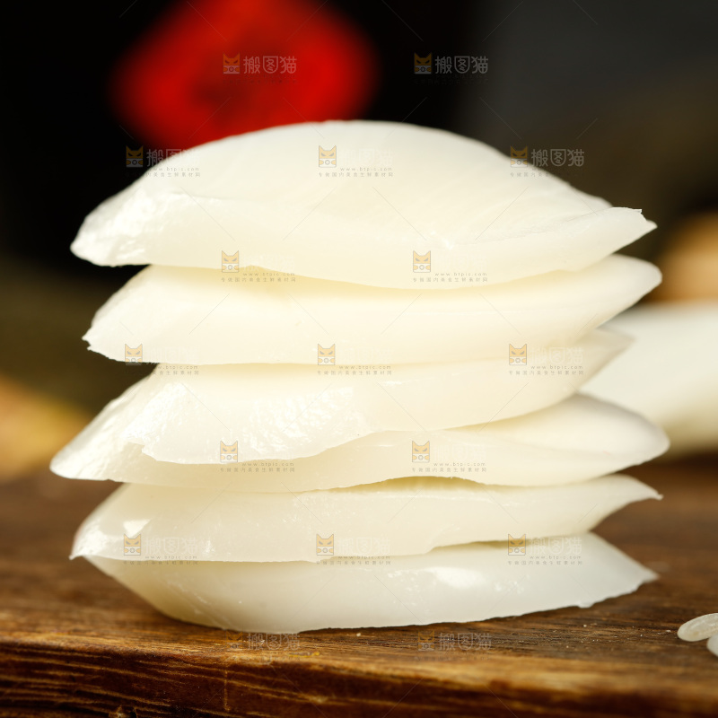 木底上的切片年糕