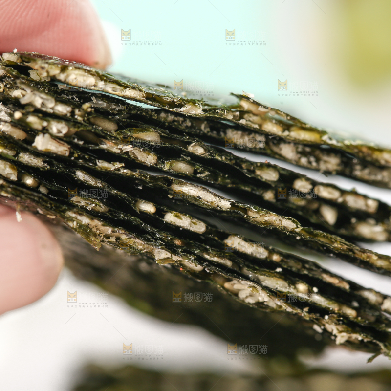 手里拿着芝麻夹心海苔