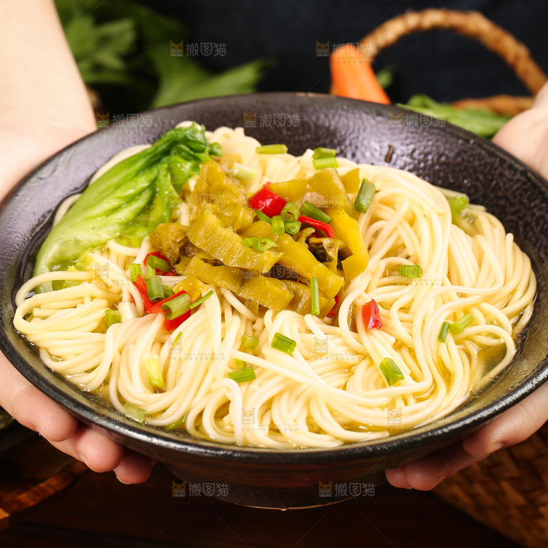 手里端着老坛酸菜面