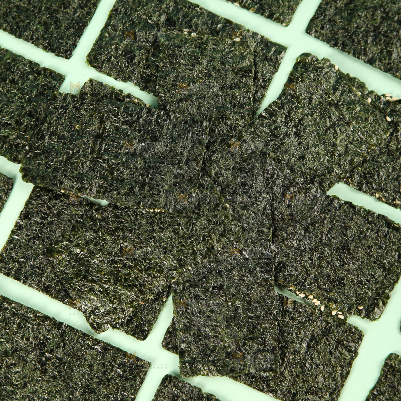 绿底上放着海苔片