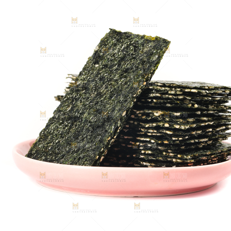 白底上放着一盘海苔夹心脆