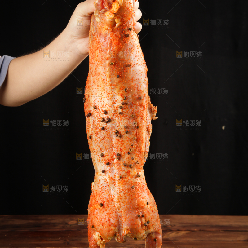 手拿着兔肉