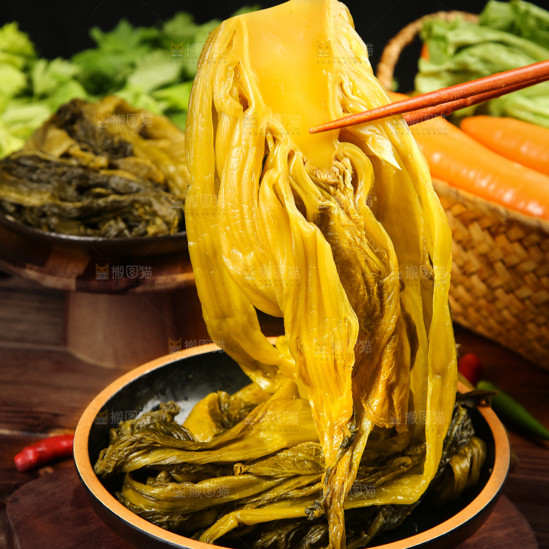 筷子夹着鱼酸菜