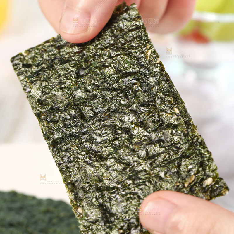 手里拿着芝麻夹心海苔