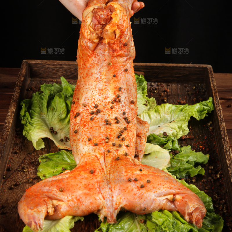 手拿着兔肉