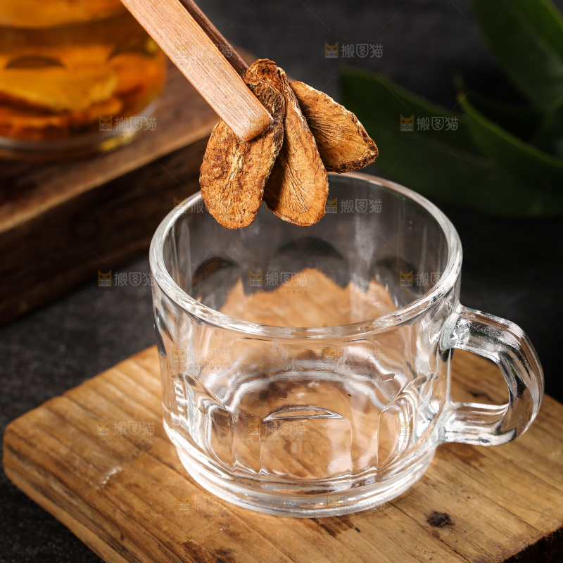 夹子上夹着牛蒡片